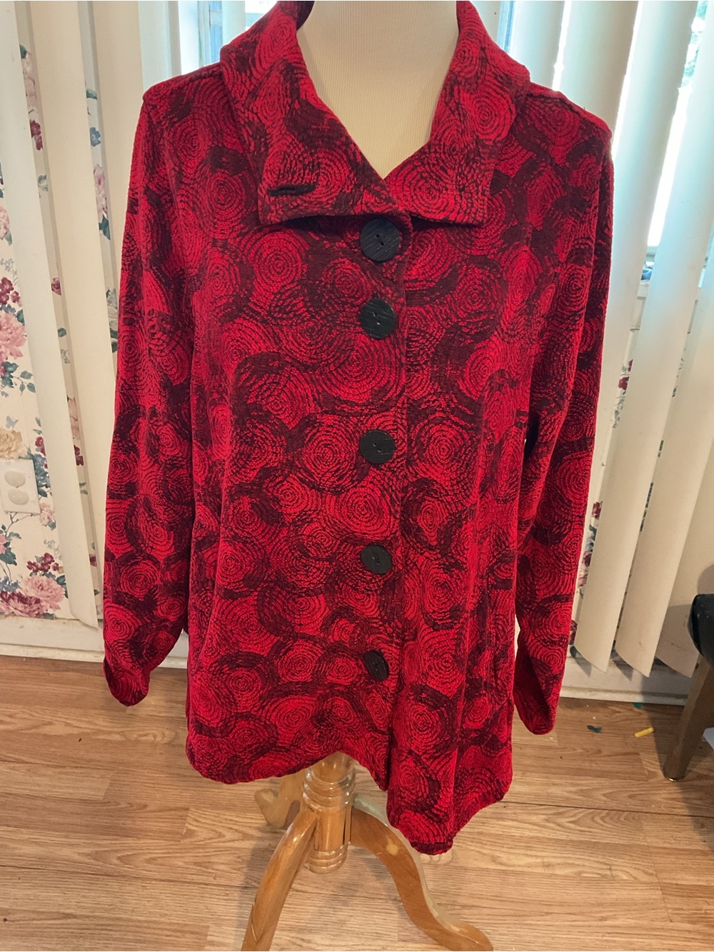 C.M.C SHORT COAT GORGEOUS RED AND BLACK SWIRLS SZ.M. 43”x27”